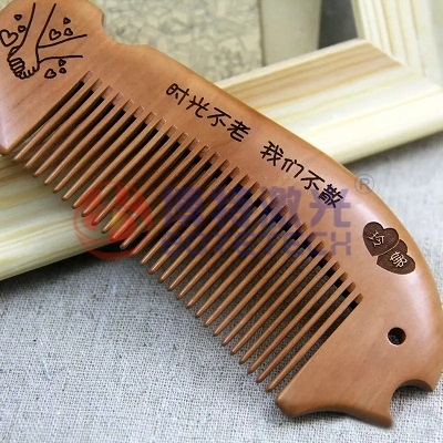 梳子定制暖心禮物來襲-竹木制品激光打標機